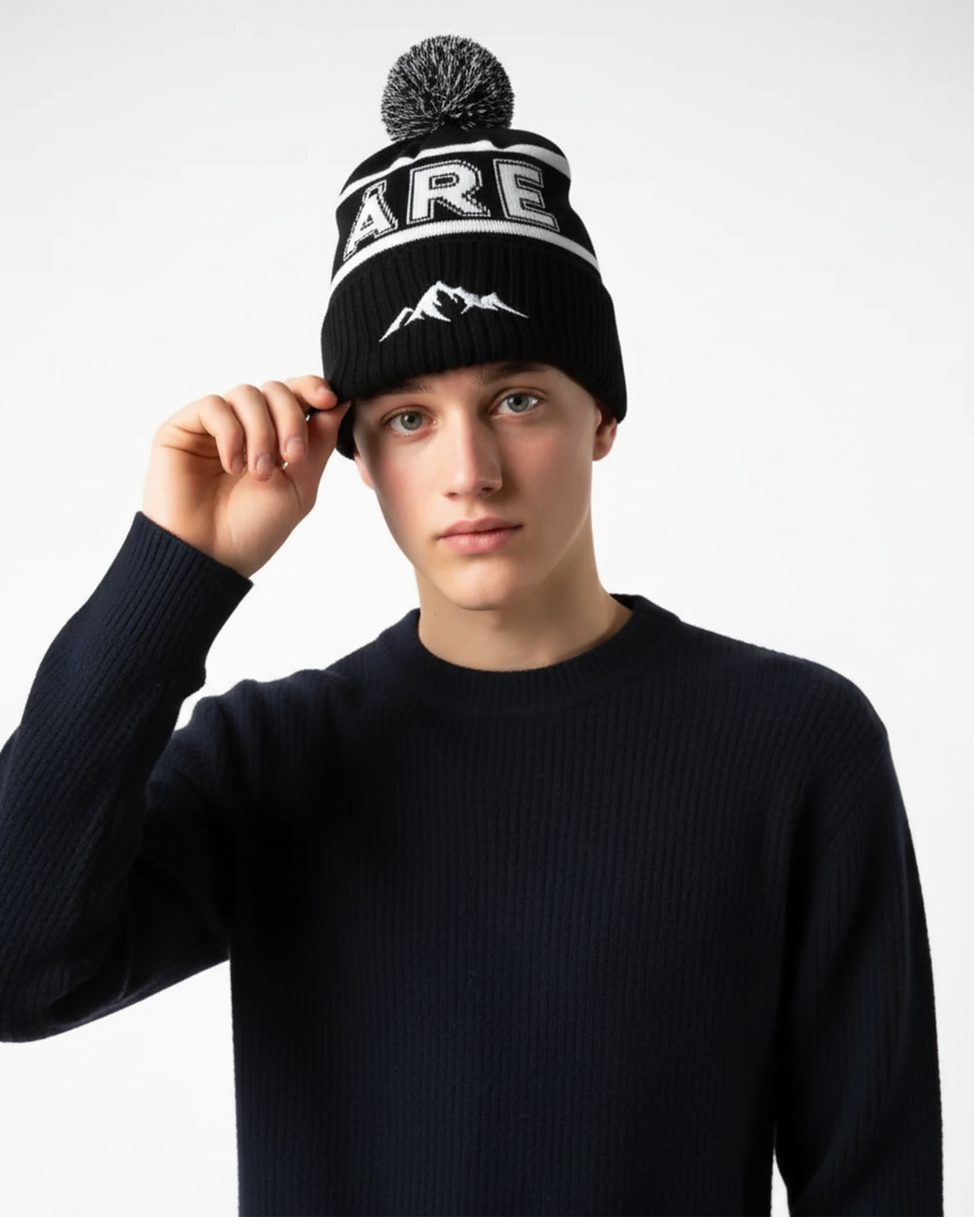 Åre mössa svart med tofs och Åre-logga