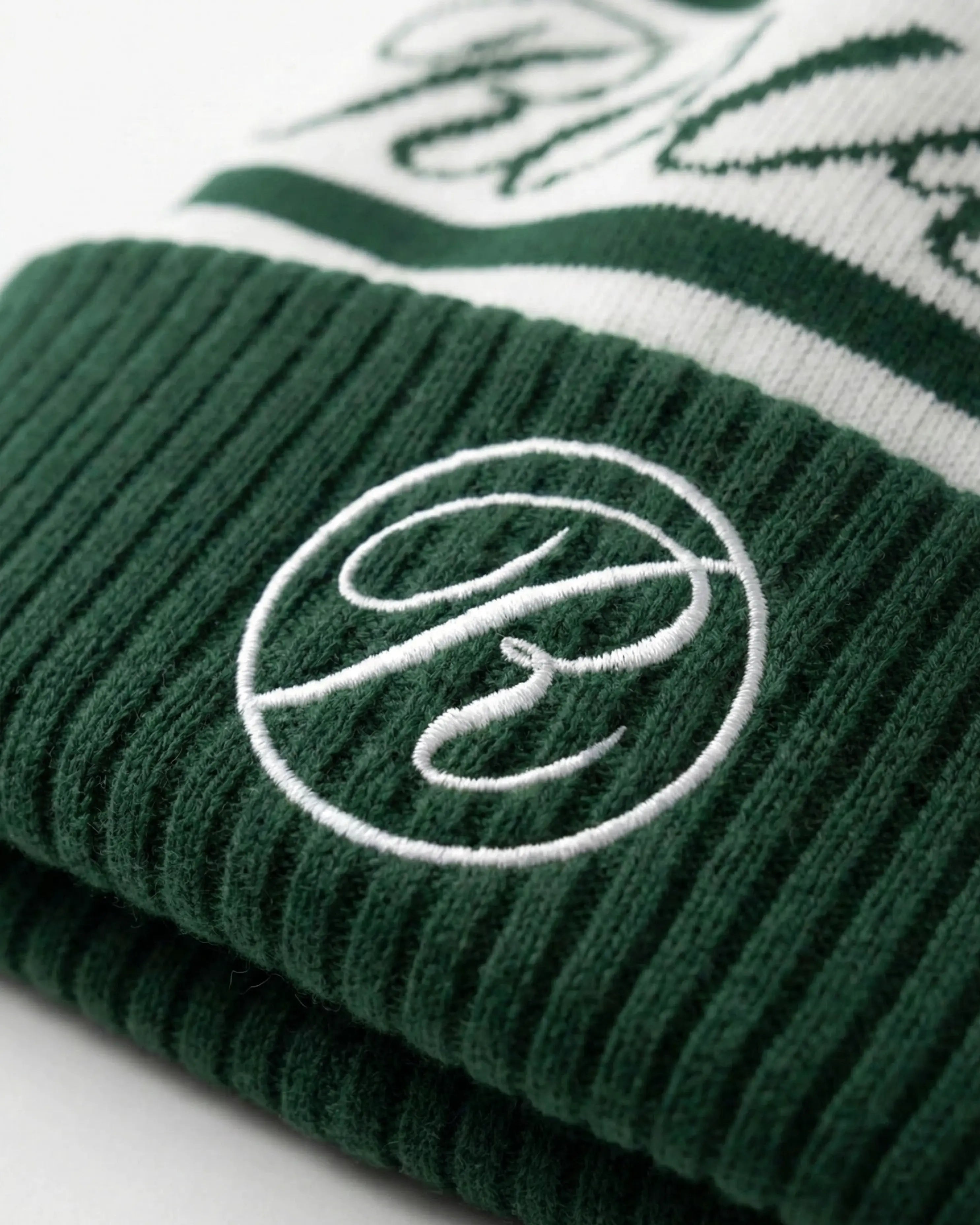 Rovior Stickad Mössa Med Pom Pom närbild - Mörkgrön