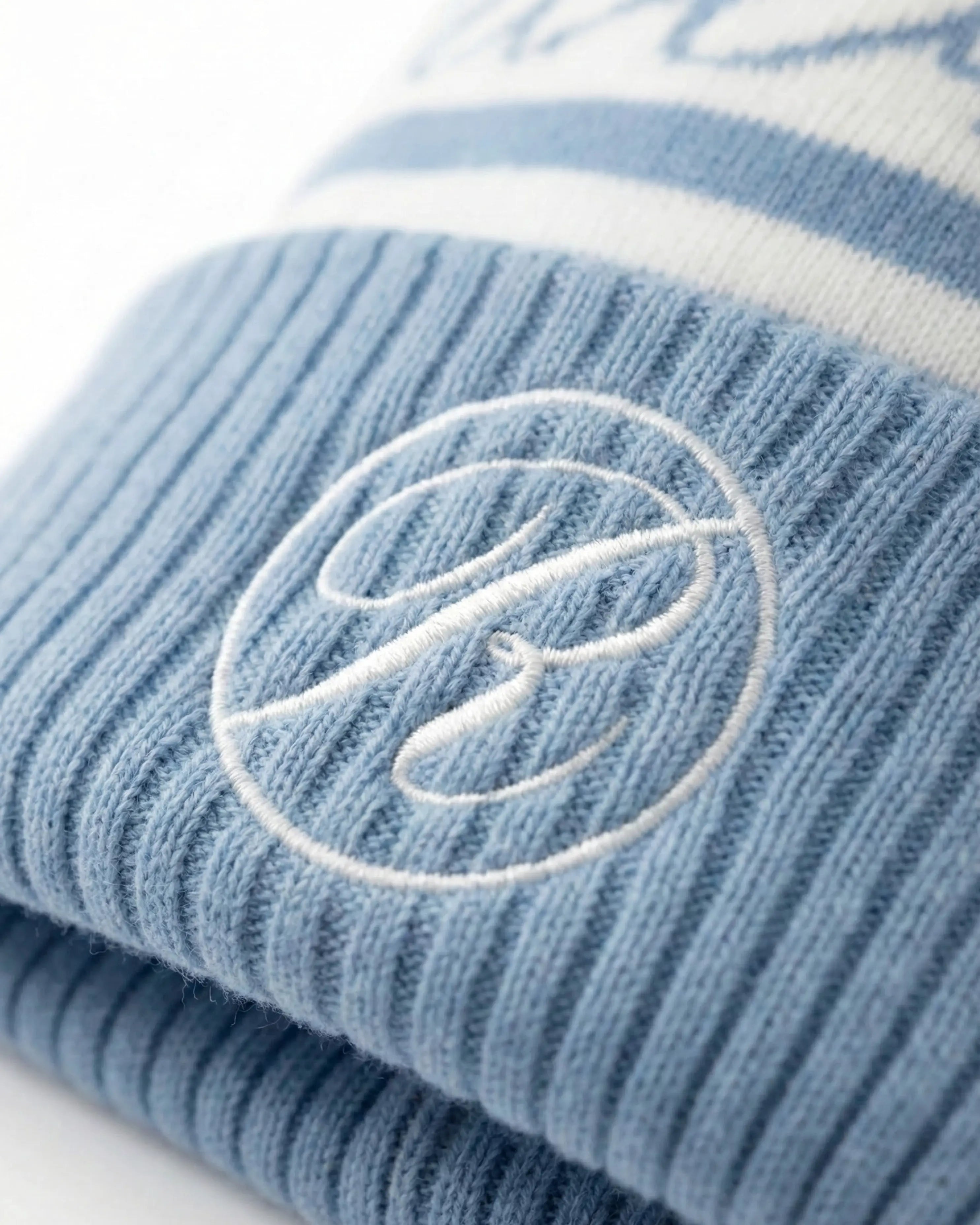 Rovior Stickad Mössa Med Pom Pom närbild 2 - ljusblå