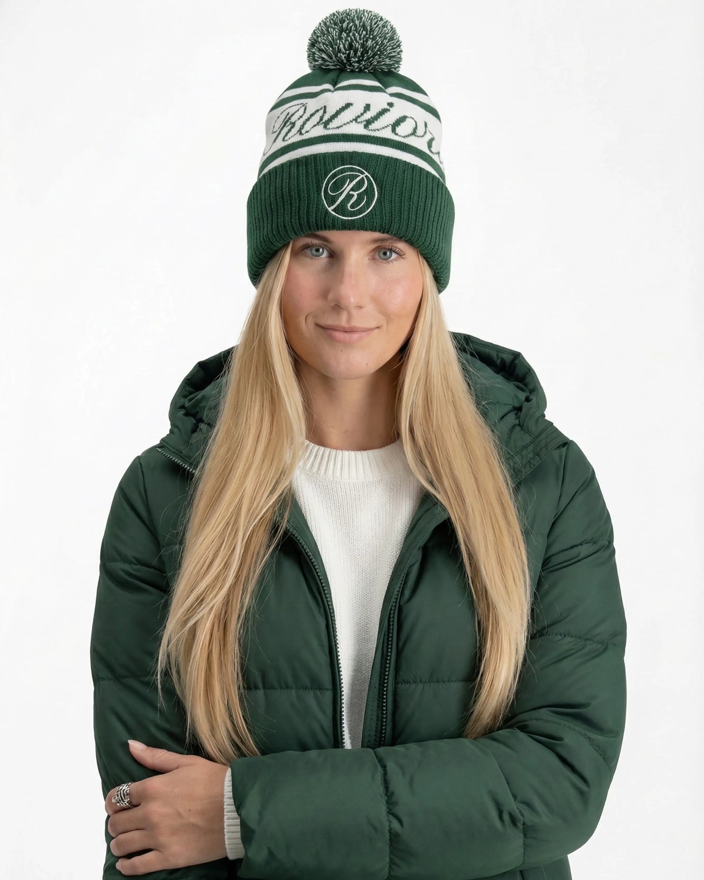 Rovior Stickad Mössa Med Pom Pom modellbild tjej - Mörkgrön