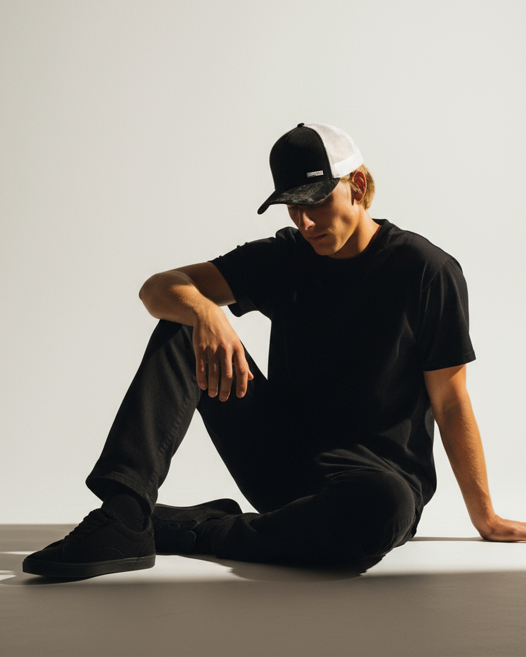 Metaluxe Velvet Cap - Black & White